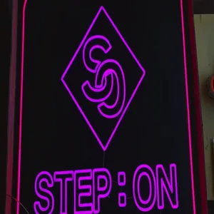 보라색 다이아몬드 틀과 곡선 심볼, 보라색 STEP : ON, 하얀색 DANCE COMPANY 문구와 적색 테두리로 구성된 댄스학원네온사인