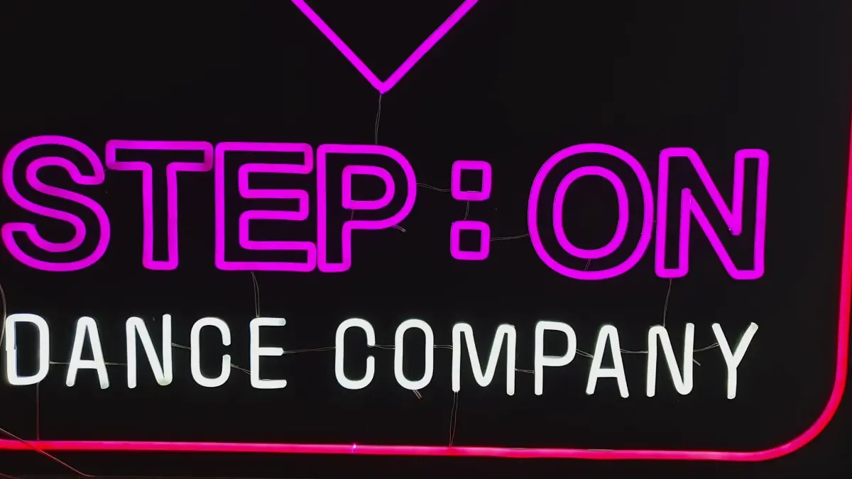 댄스학원네온사인 보라색 STEP : ON 문구와 하얀색 DANCE COMPANY 글자
