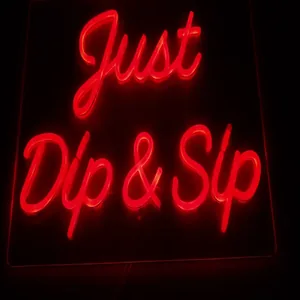 Just Dip & Sip 문구를 음식과 음료를 판매하는 매장에 사용하는 딥십네온사인