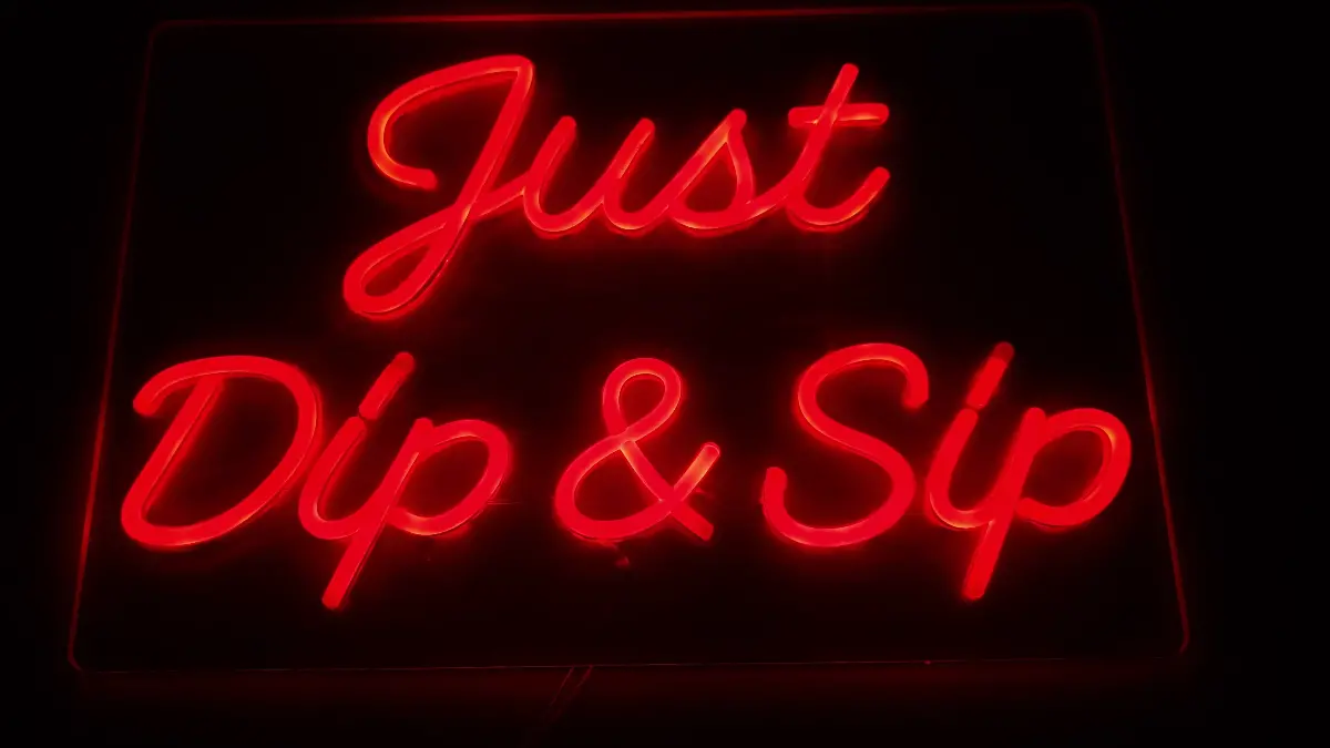 딥십간판 Just Dip & Sip 문구가 들어간 적색 네온