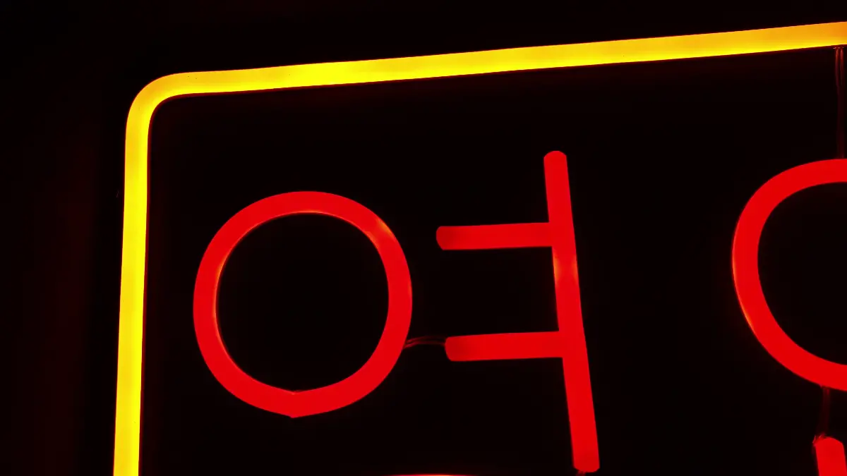 영업중네온사인 적색 글씨와 노란색 직사각형 테두리 형태