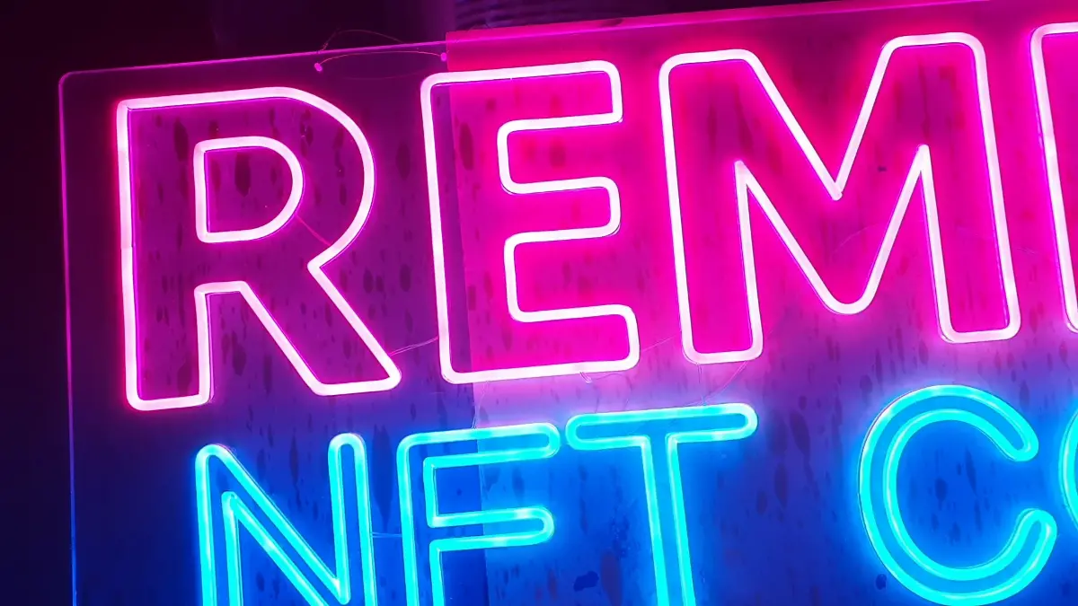 오락실네온사인 핑크색 REMIO와 하늘색 NFT COIN 문구