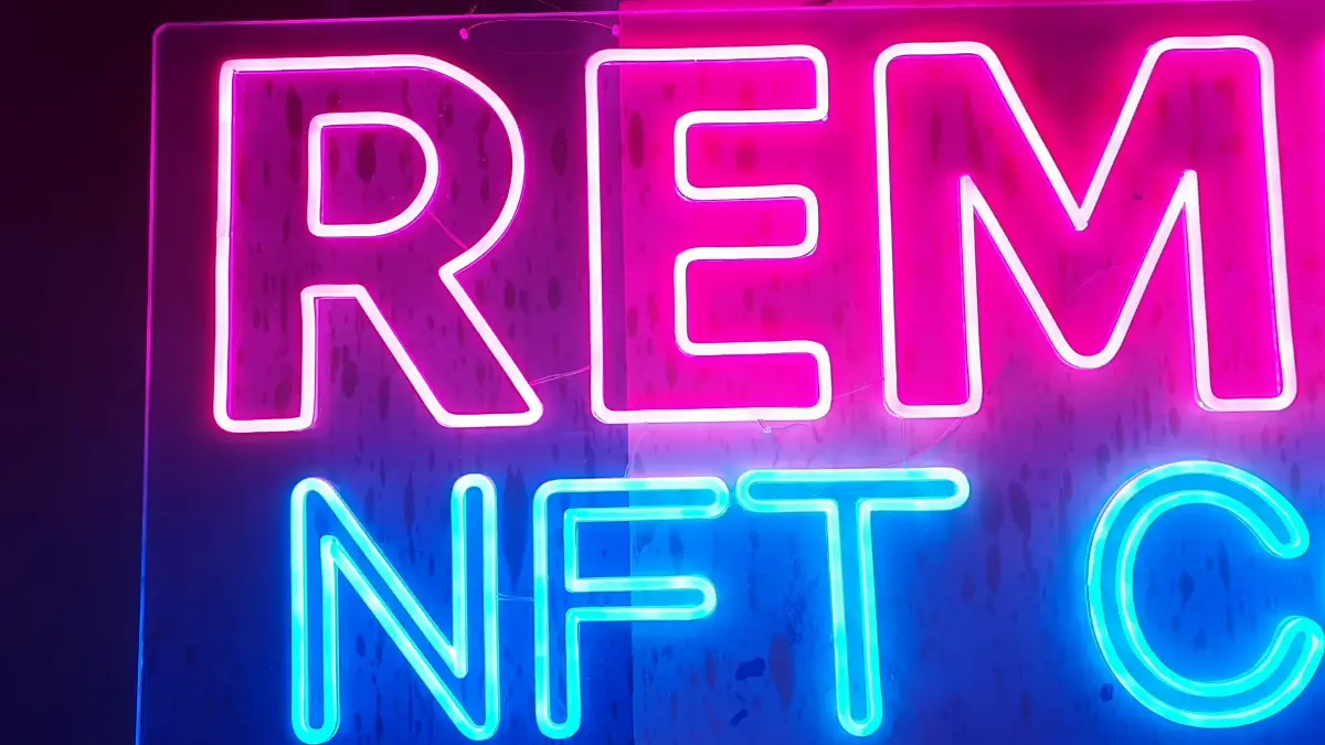 오락실네온사인 REMIO 핑크색 글자와 NFT COIN 하늘색 글자