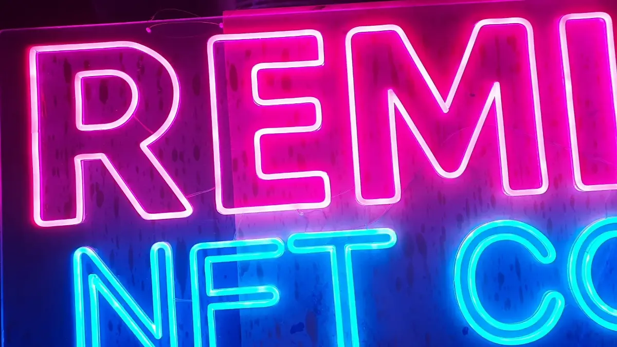 오락실네온사인간판 핑크색 REMIO와 하늘색 NFT COIN 구성