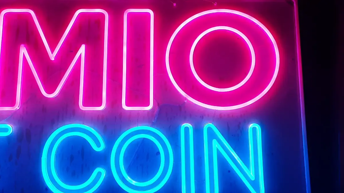 오락실네온사인글씨 하늘색 NFT COIN과 핑크색 REMIO 영문