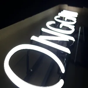 유리네온 부분수리와 전체 교체 기준을 설명하는 네온사인