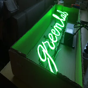 LED네온의 충격 강도와 유리네온 안전성을 비교하는 네온사인