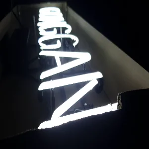 유리관을 직접 구부려 만드는 유리네온 제작 기술