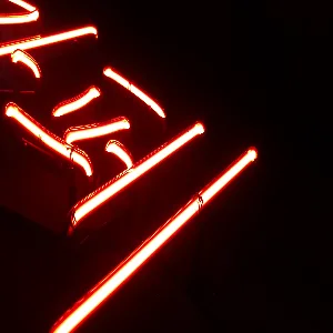 유리네온과 LED네온의 용도별 장점을 비교하는 네온사인