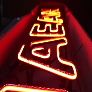 유리네온이 유리라서 위험한지 설명하는 유리네온사인