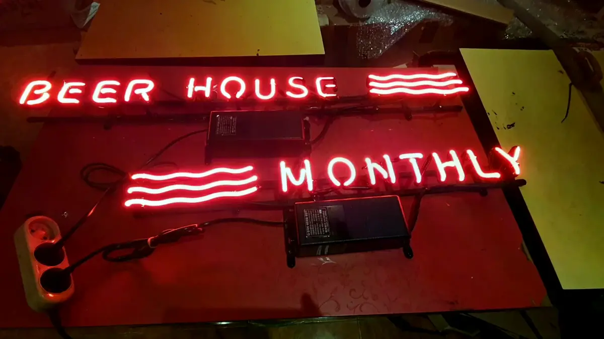 적색 BEER HOUSE와 MONTHLY 문구 및 물결선이 들어간 pub네온사인