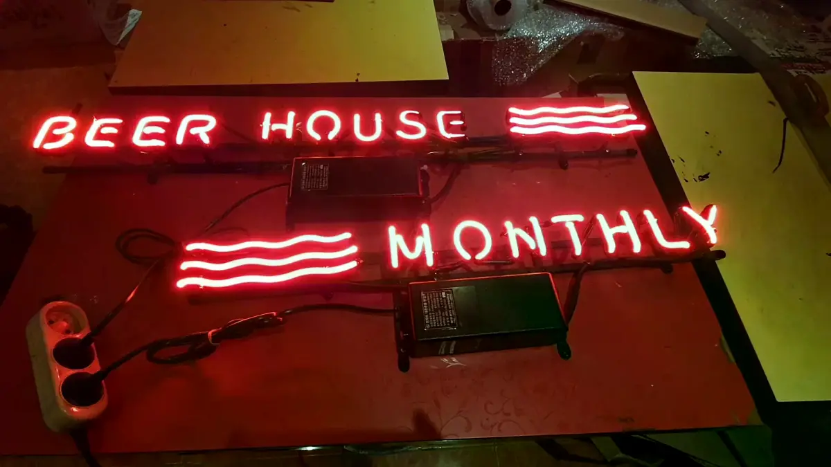 BEER HOUSE 문구 뒤에 적색 물결선이 들어간 pub 네온 간판