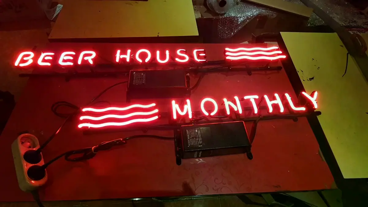 BEER HOUSE와 MONTHLY가 물결선과 함께 들어간 적색 pub네온사인