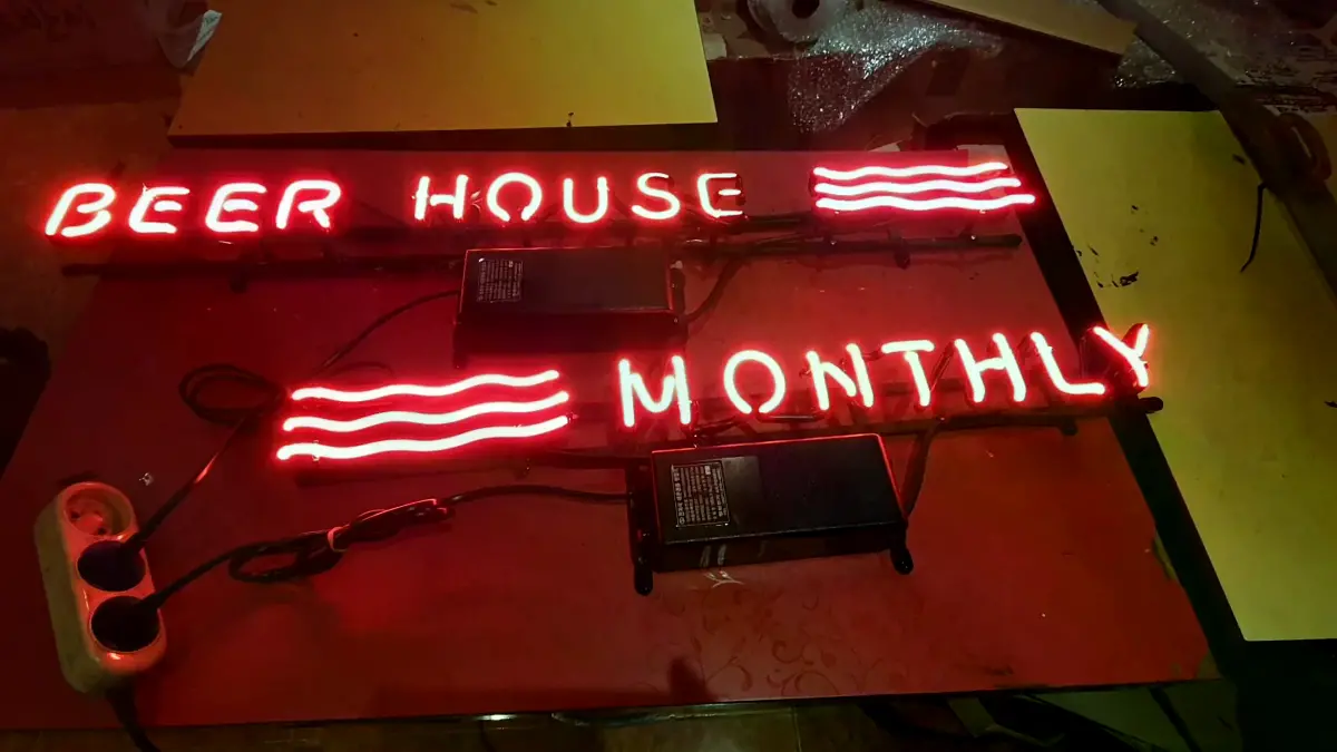 BEER HOUSE와 MONTHLY가 적색으로 들어간 pub네온사인
