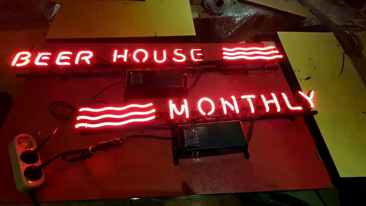 BEER HOUSE 문구와 적색 물결선이 함께 들어간 pub네온사인