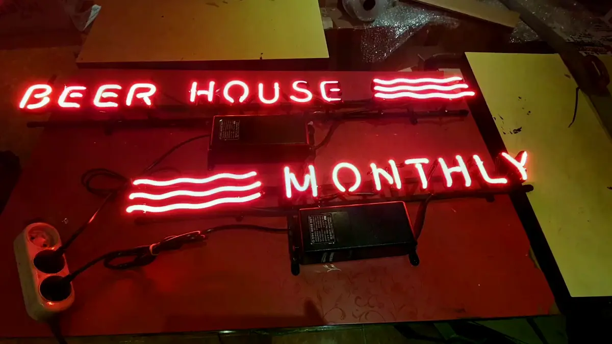MONTHLY 문구 앞에 적색 물결선이 들어간 pub네온사인