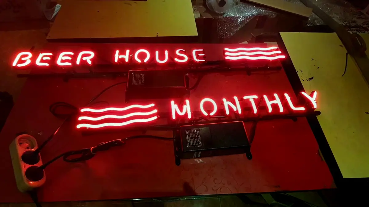 BEER HOUSE와 MONTHLY 문구가 적색 두 줄로 들어간 pub 네온사인 간판