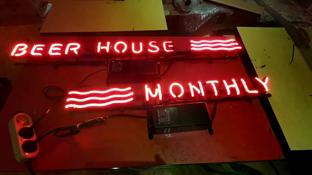 적색 BEER HOUSE와 MONTHLY 글씨가 들어간 pub네온사인