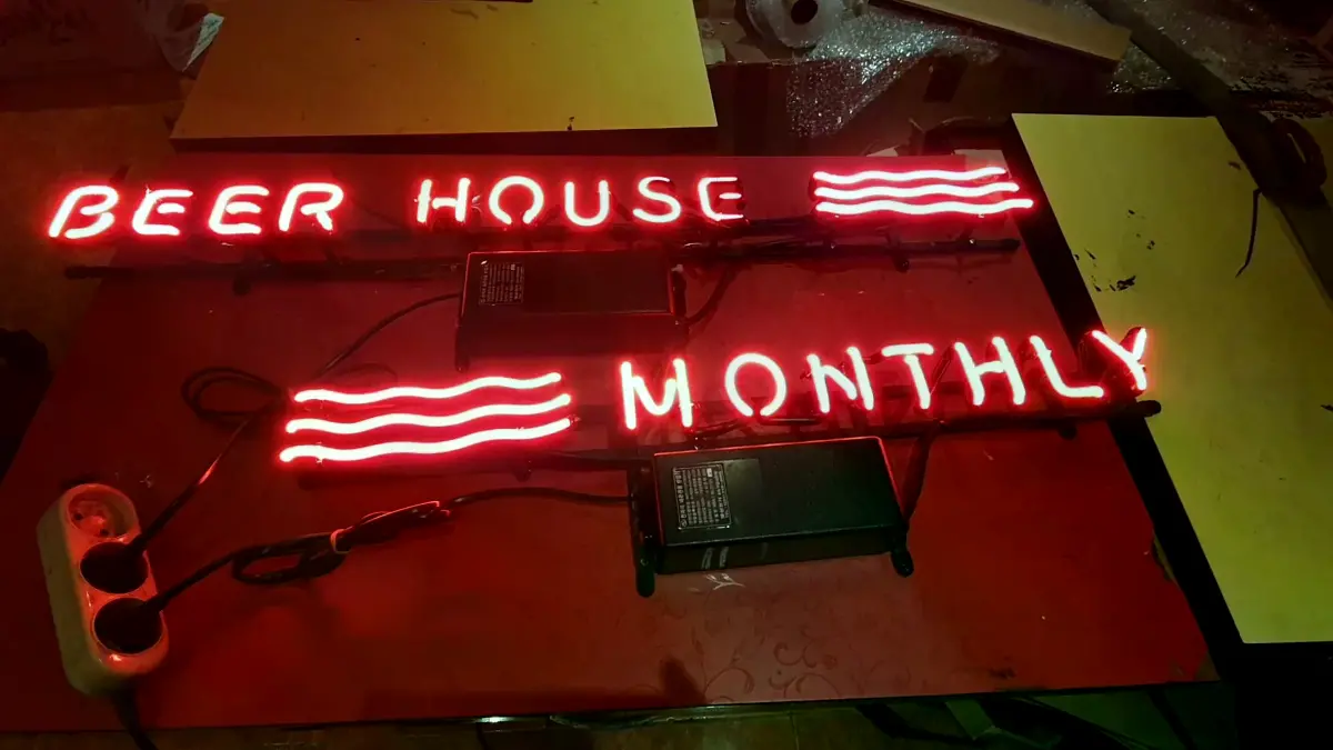 적색 BEER HOUSE 문구 뒤에 물결선이 이어지는 pub네온사인