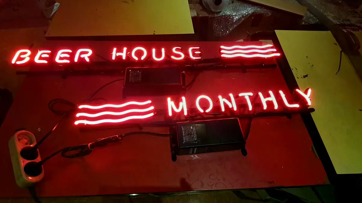 적색 BEER HOUSE 문구와 물결선이 들어간 pub네온사인