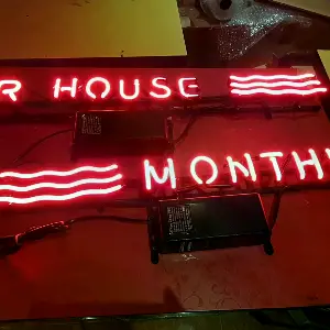 적색으로 빛나는 BEER HOUSE와 MONTHLY 문구 그리고 물결선 아이콘