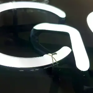 gonggan 문구로 예약한 공간 이름을 보여주는 공간네온사인