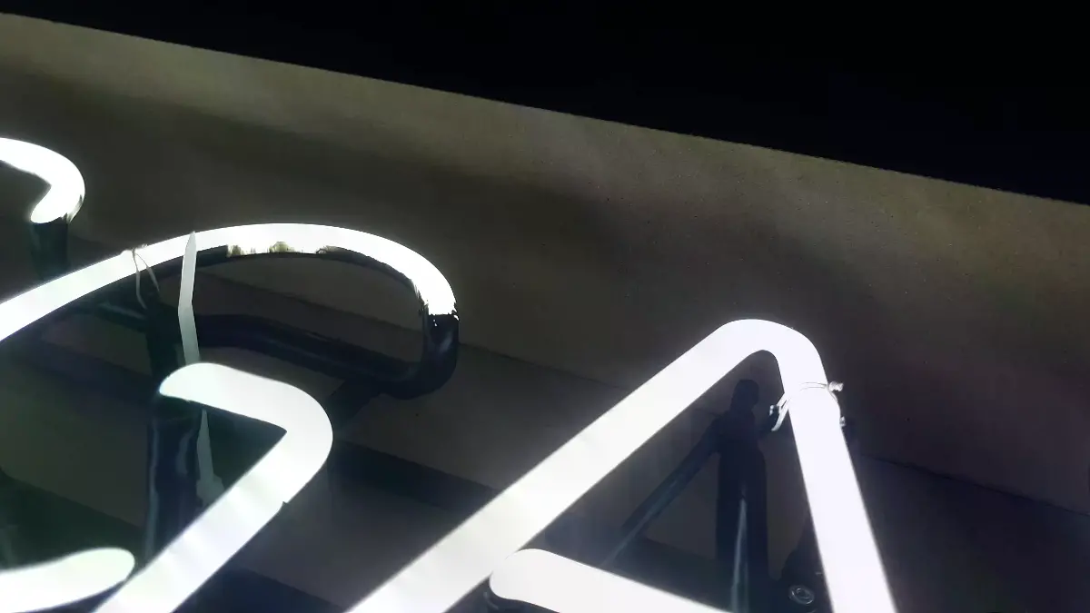 공간을 영문으로 적은 하얀색 GONGGAN 공간네온사인