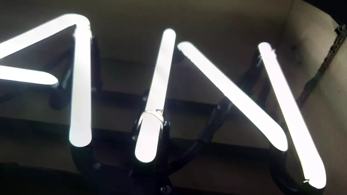 카페와 스튜디오 이름으로 사용할 수 있는 GONGGAN 공간네온사인