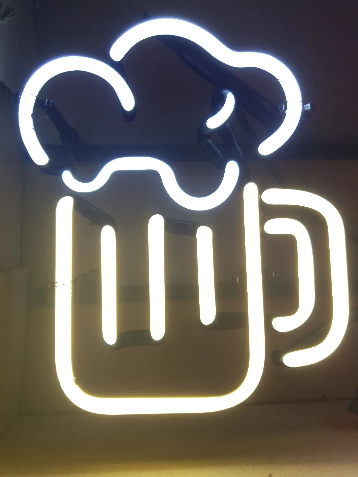 노란색네온사인, 풍성한 거품이 올라간 노란색 맥주잔 모양의 아이콘