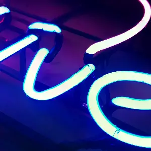 노래가 좋다와 Live 문구로 노래할 수 있는 공간을 나타내는 노래방네온사인