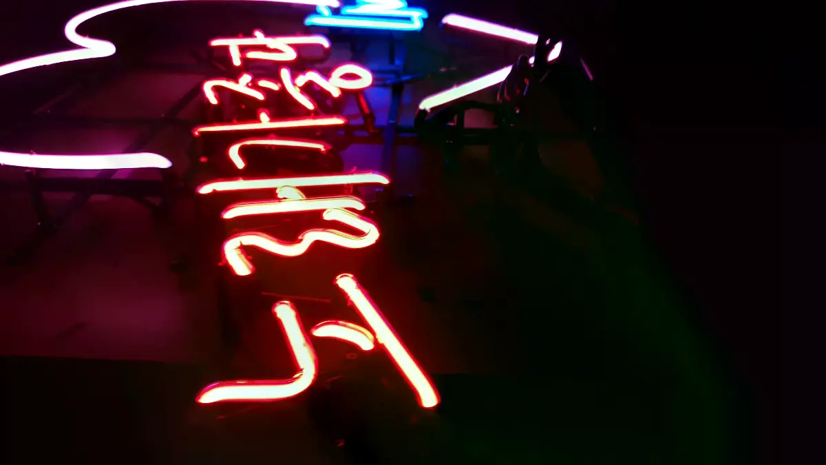 노래가좋다와 Live 문구가 하트 안에 들어간 노래방네온사인