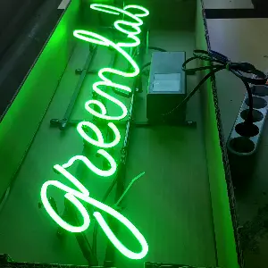 green lab 문구로 디저트 가게 이름을 보여주는 디저트네온사인