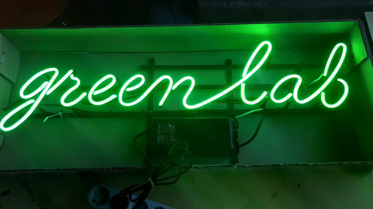 녹색 소문자 필기체 green lab 문구가 들어간 웰니스 네온