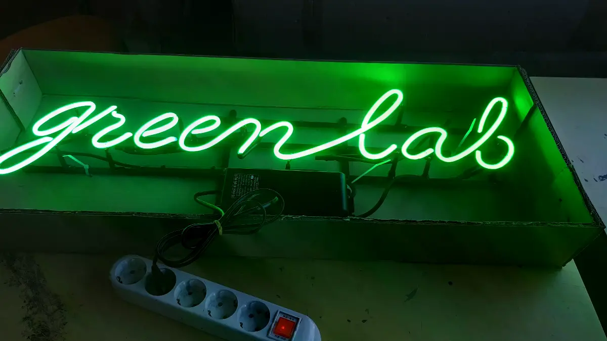 green lab 영문이 녹색 한 줄로 이어진 웰니스 네온 간판