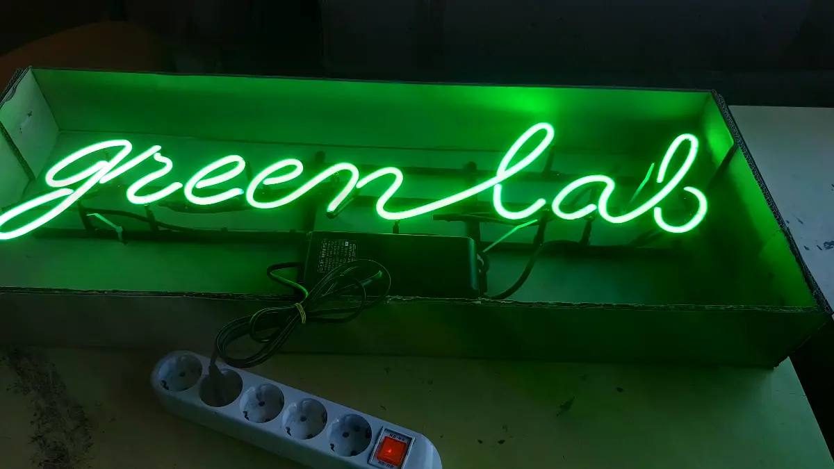 서울숲을 바라보는 웰니스 공간의 녹색 green lab 네온사인