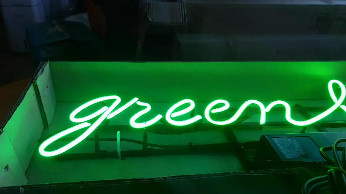 녹색 필기체 green lab 공간 이름을 제작한 웰니스네온사인