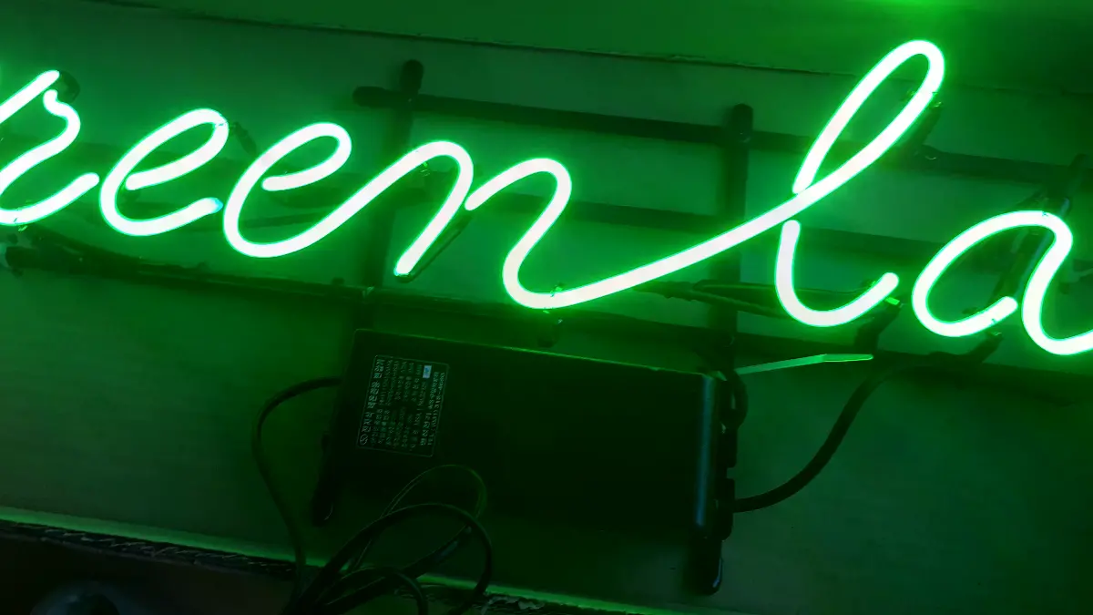 서울숲과 웰니스 프로그램이 떠오르는 녹색 green lab 네온사인