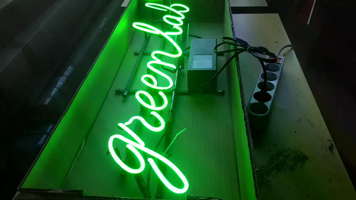 싱잉볼과 명상 프로그램을 운영하는 green lab 웰니스네온사인