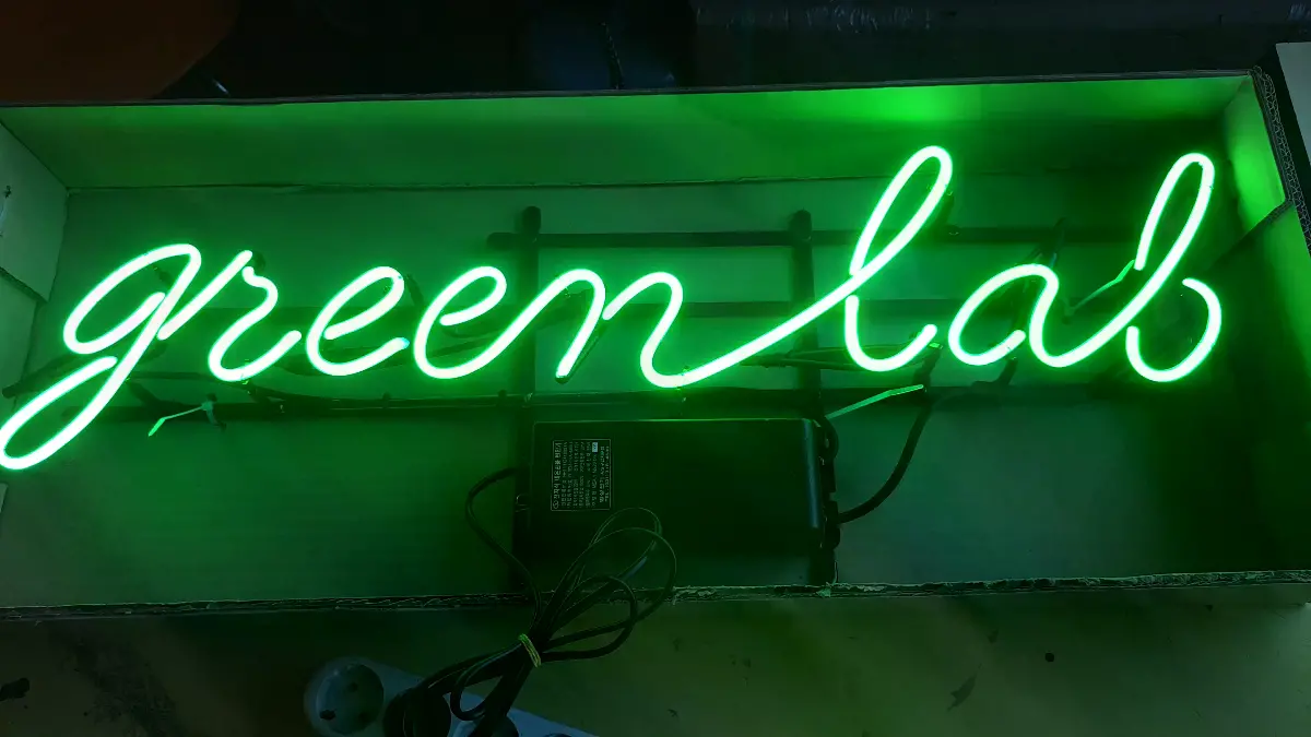 green과 lab을 같은 녹색으로 제작한 웰니스 네온사인 간판