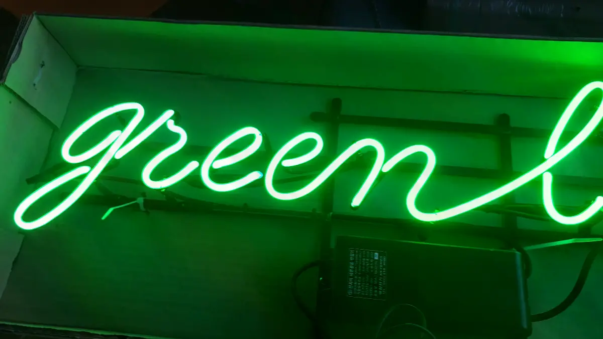 녹색 소문자 필기체로 이어진 green lab 웰니스네온사인 글씨