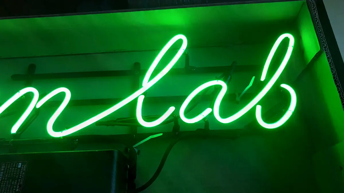 녹색 한 가지로 제작한 green lab 웰니스네온사인 문구