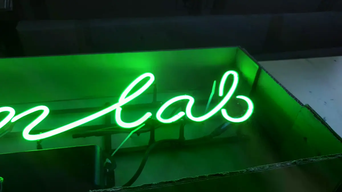 green lab 이름을 녹색 필기체로 담은 웰니스네온사인