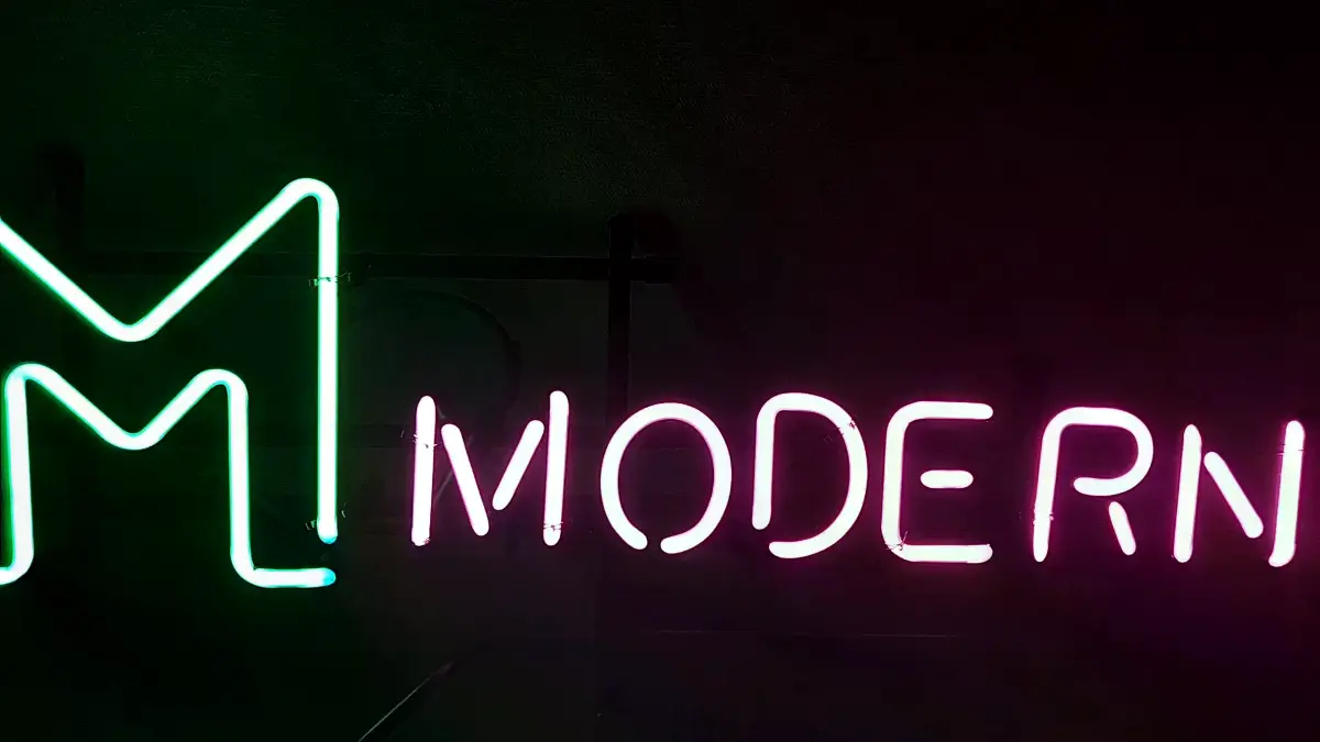 바버샵 네온 녹색 M과 핑크색 MODERNIC 문구 조합