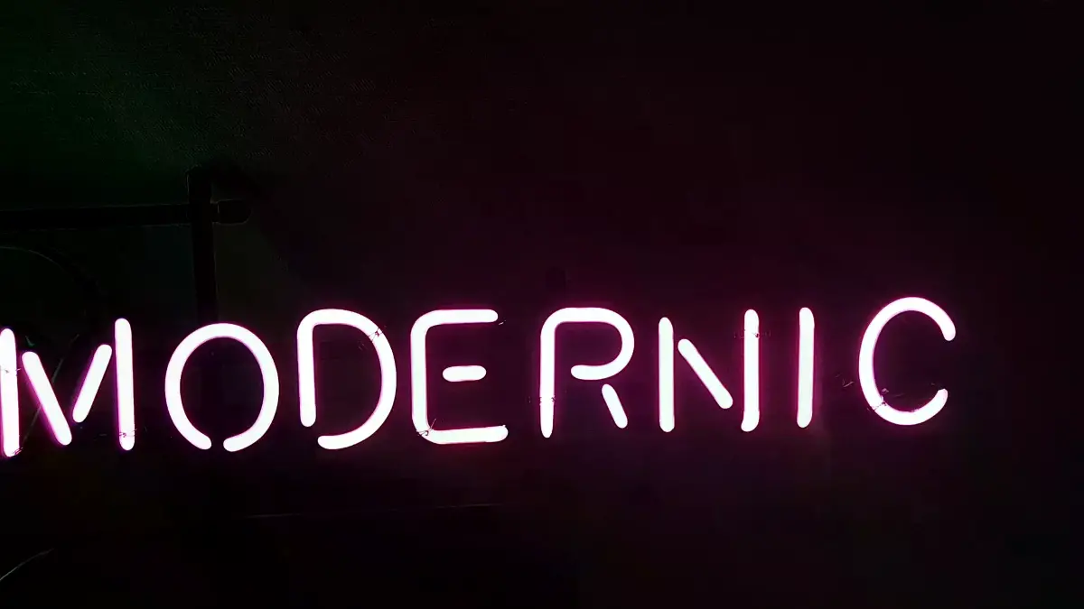 바버샵 네온 간판 핑크색 MODERNIC 영문과 녹색 M자 구성