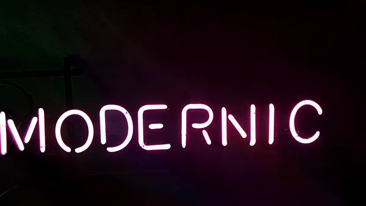 녹색 M 오른쪽에 핑크색 MODERNIC을 배치한 바버샵네온사인