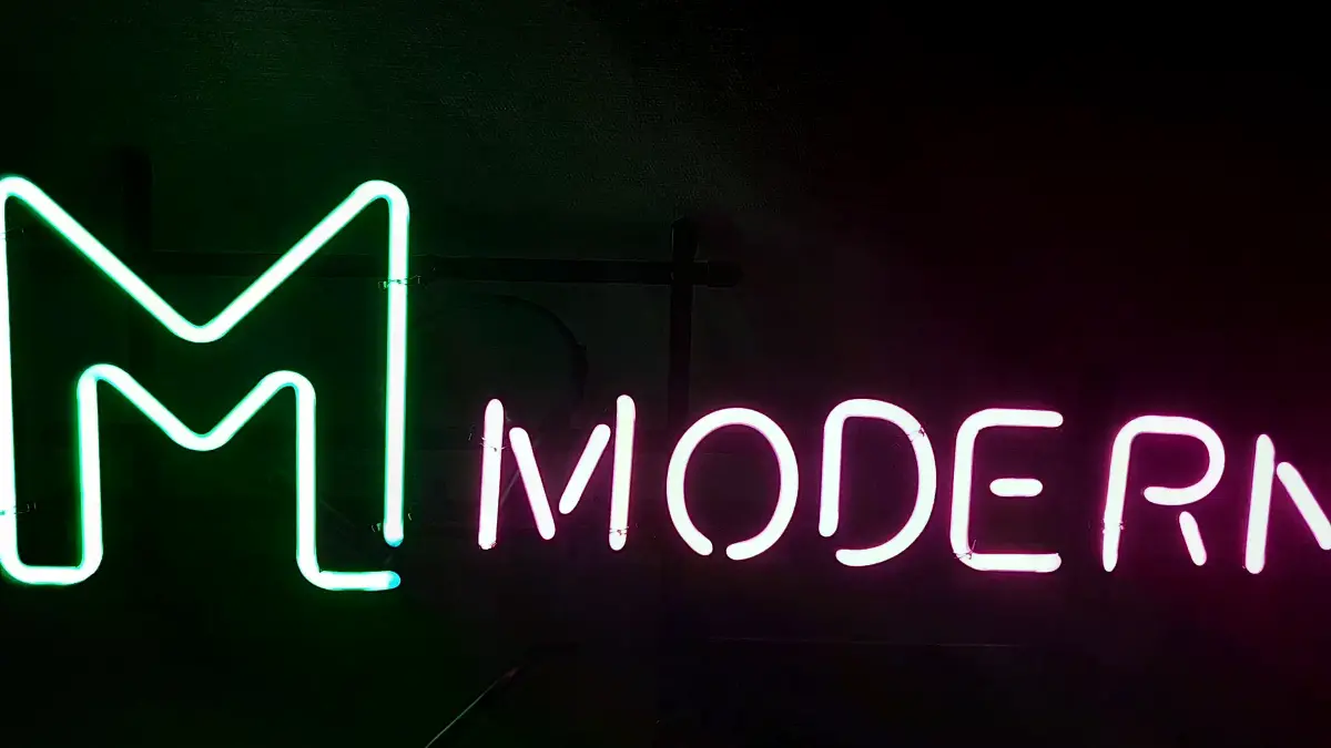 바버샵 네온사인 녹색 M과 핑크색 MODERNIC 글씨 디자인