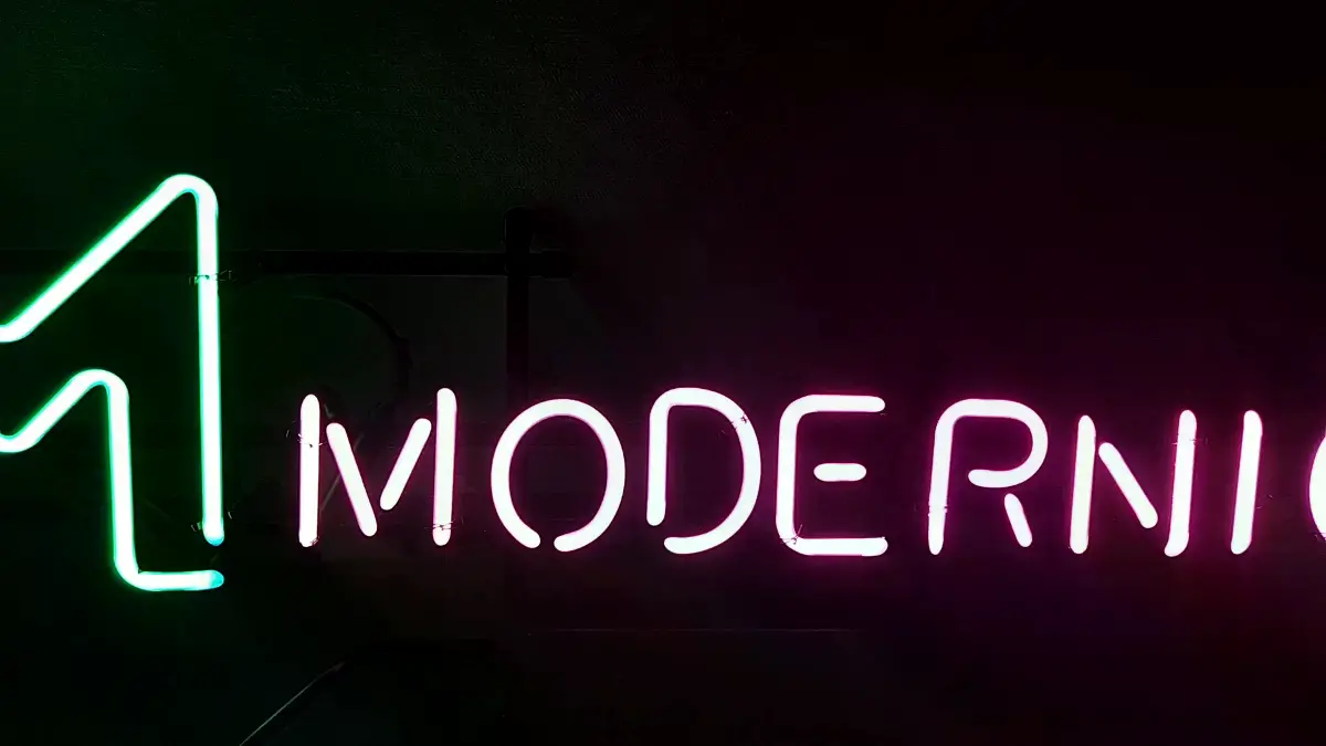 녹색 M을 상징 글자처럼 크게 넣은 MODERNIC 바버샵네온사인