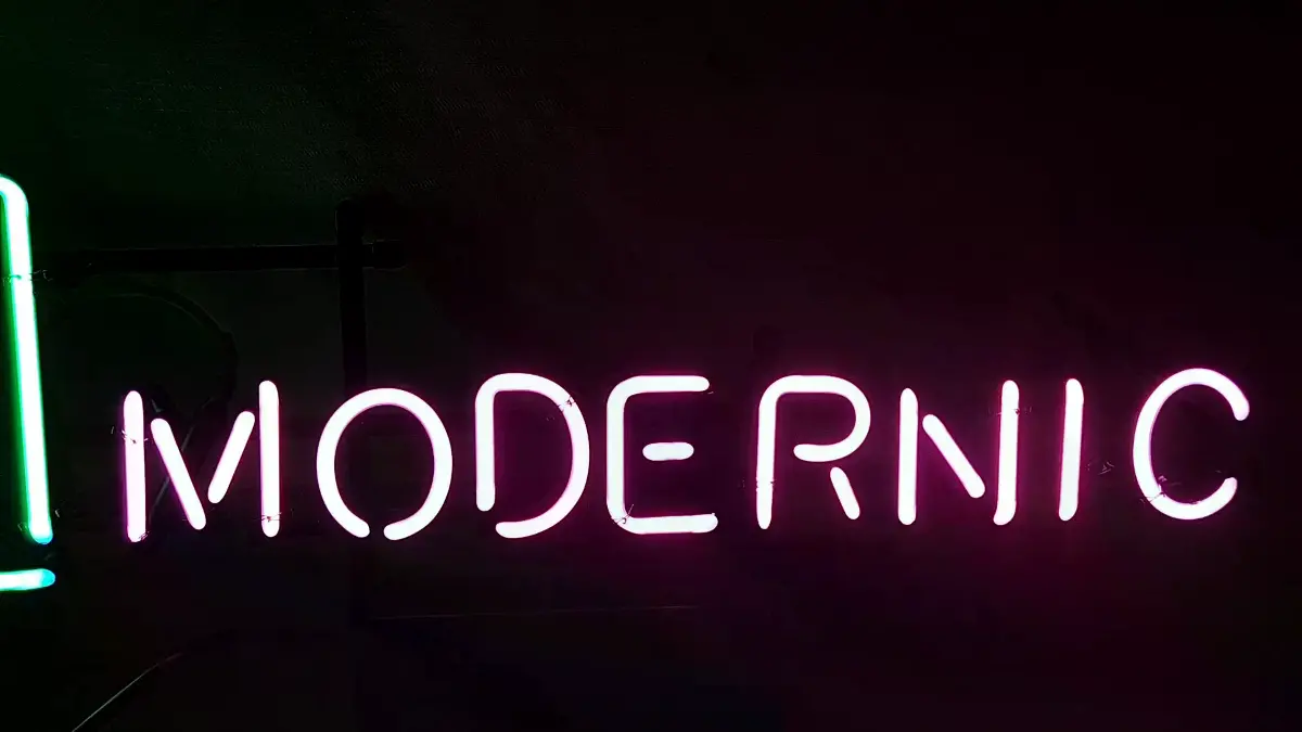 핑크색 MODERNIC 전체 영문 이름이 들어간 바버샵네온사인