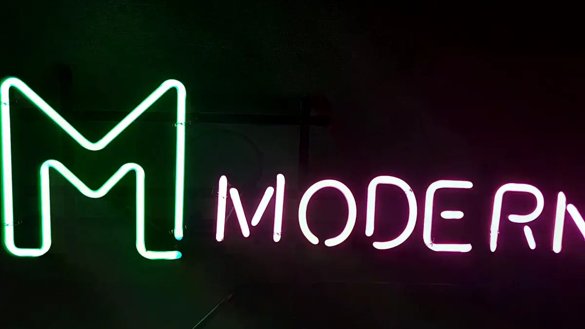 녹색 M과 핑크색 MODERNIC의 색 조합이 보이는 바버샵네온사인