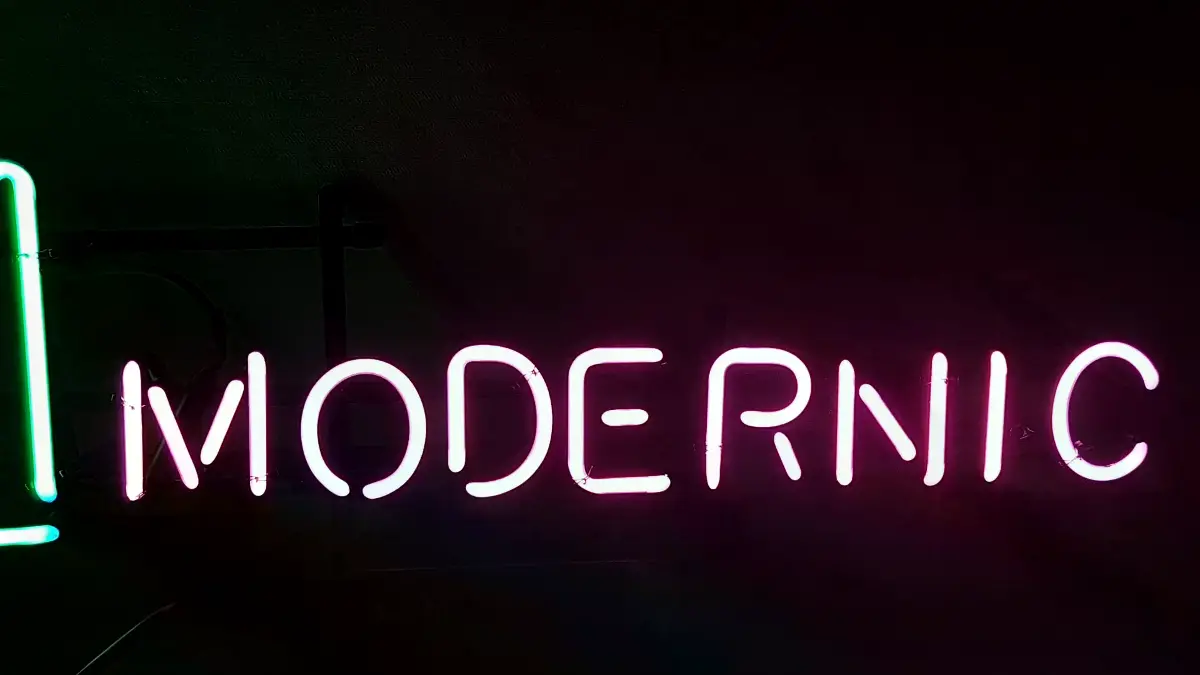 녹색 M과 핑크색 MODERNIC을 서로 다른 색으로 나눈 바버샵 네온사인 간판